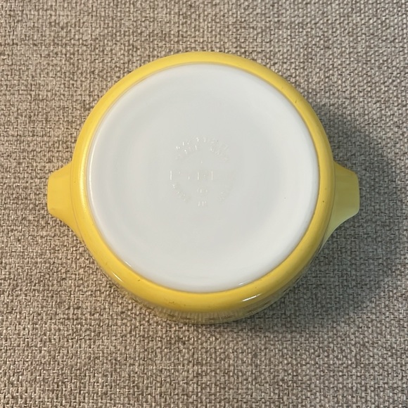 Vintage Pyrex Town and Country 1.5 Quart Round Baking Casserole Dish - Picture 6 of 7